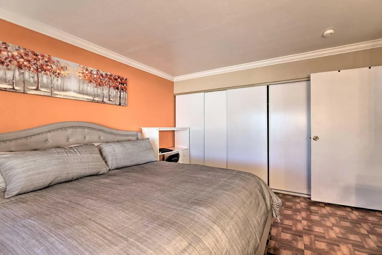 Hébergement de vacances Stylish Home With Pool - 5 Mi To Las Vegas Strip!