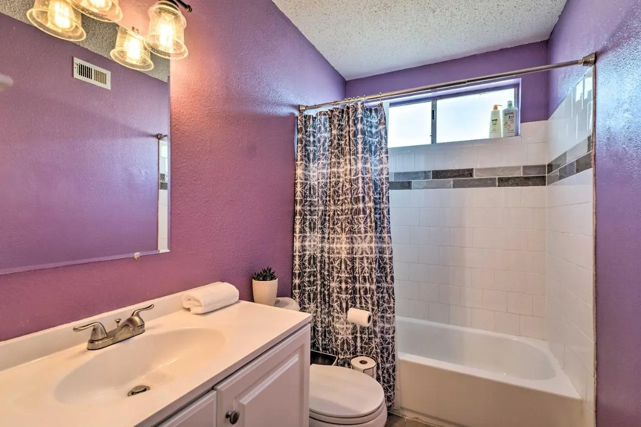 Hébergement de vacances Stylish Home With Pool - 5 Mi To Las Vegas Strip!