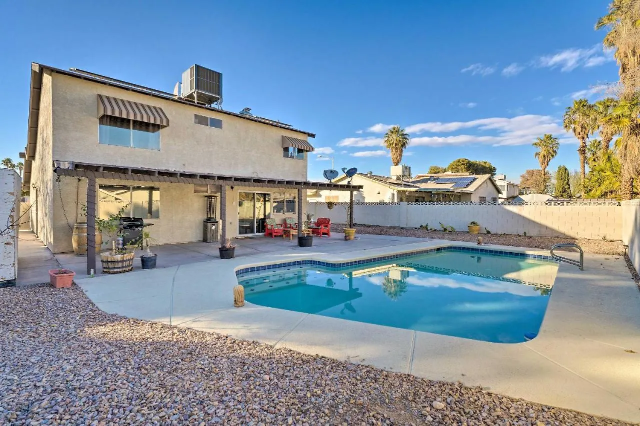 Hébergement de vacances Stylish Home With Pool - 5 Mi To Las Vegas Strip!