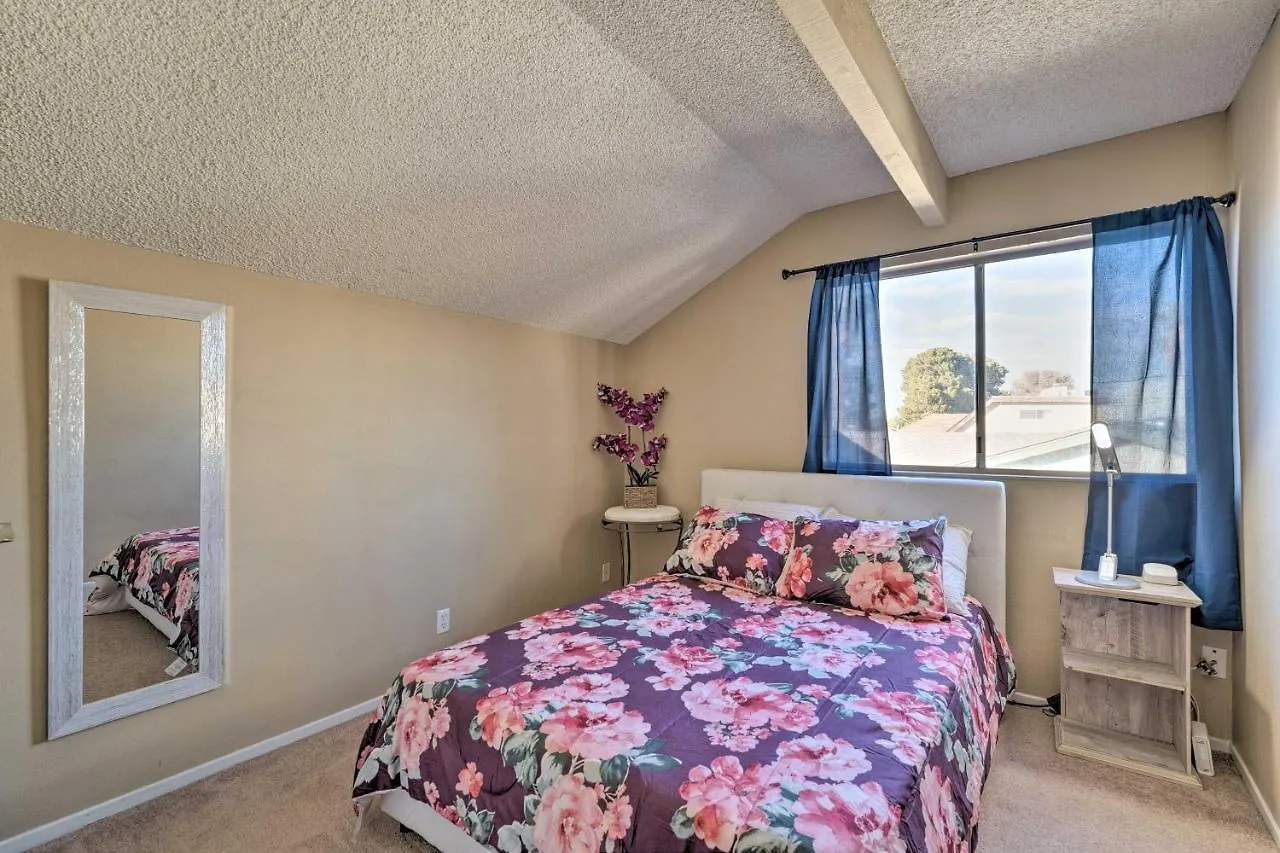 Hébergement de vacances Stylish Home With Pool - 5 Mi To Las Vegas Strip!