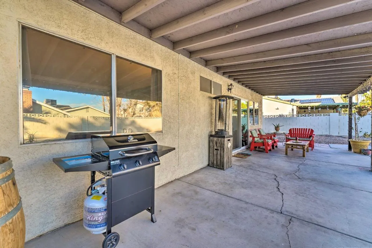 Hébergement de vacances Stylish Home With Pool - 5 Mi To Las Vegas Strip!