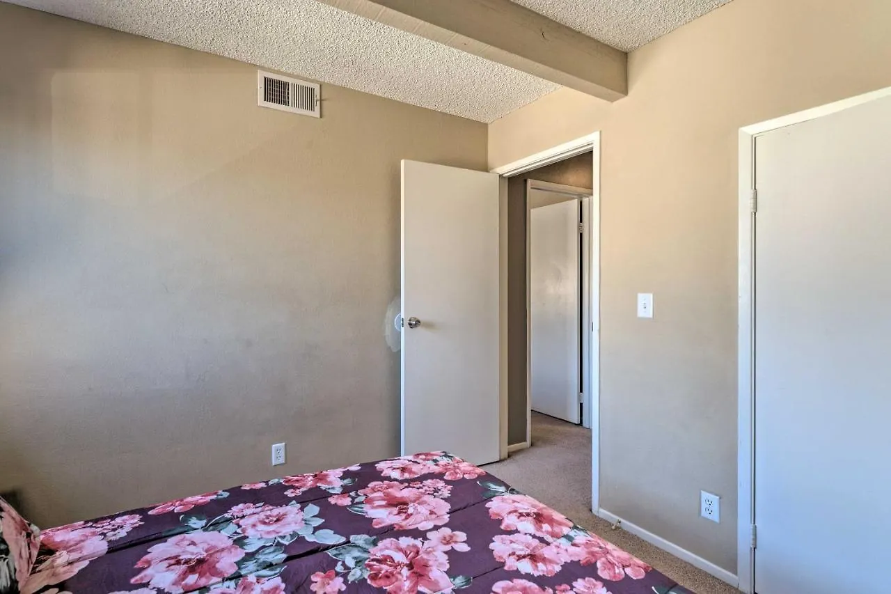 Hébergement de vacances Stylish Home With Pool - 5 Mi To Las Vegas Strip!